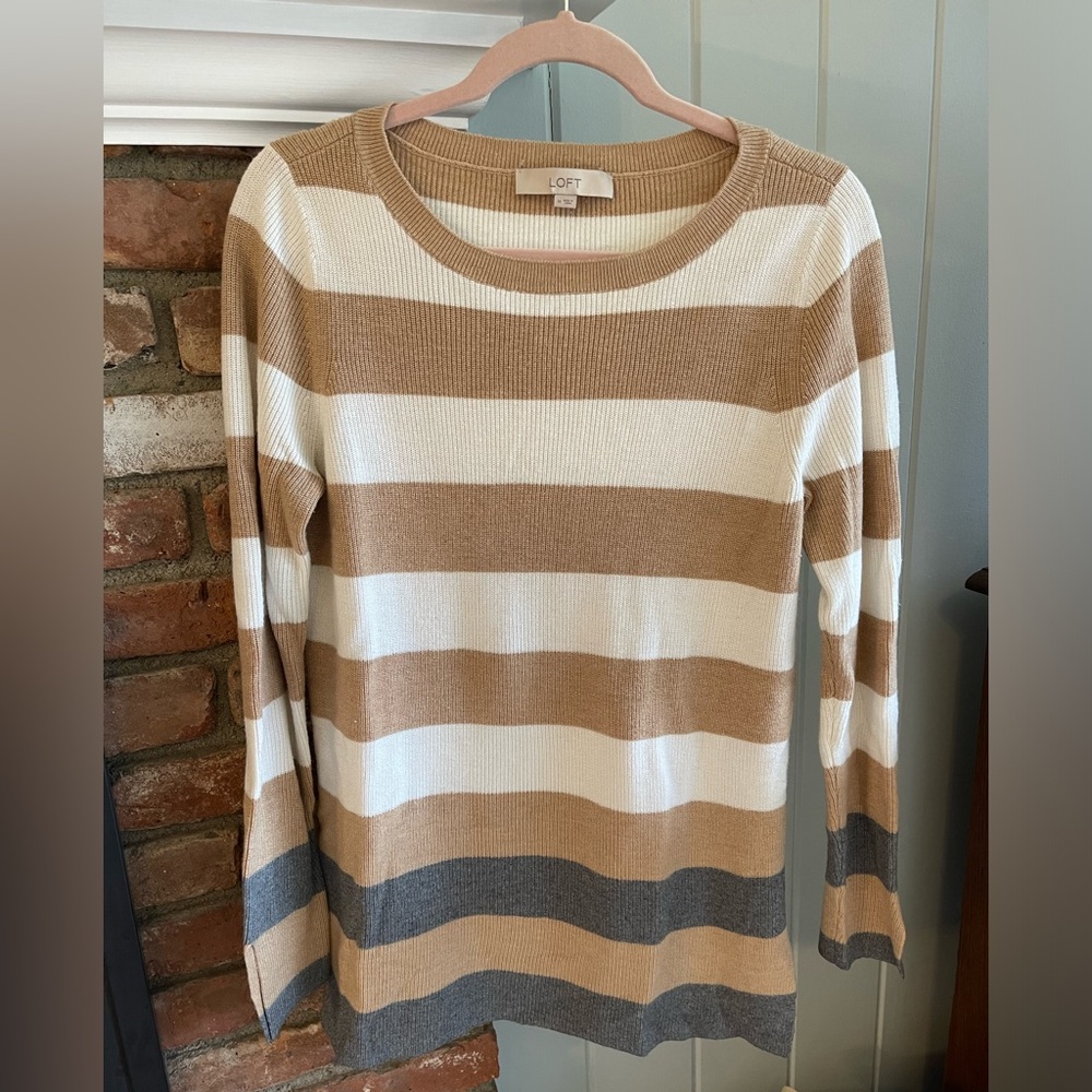 LOFT Women’s tan/white/gray horizontal striped colorblock sweater. Size Medium.